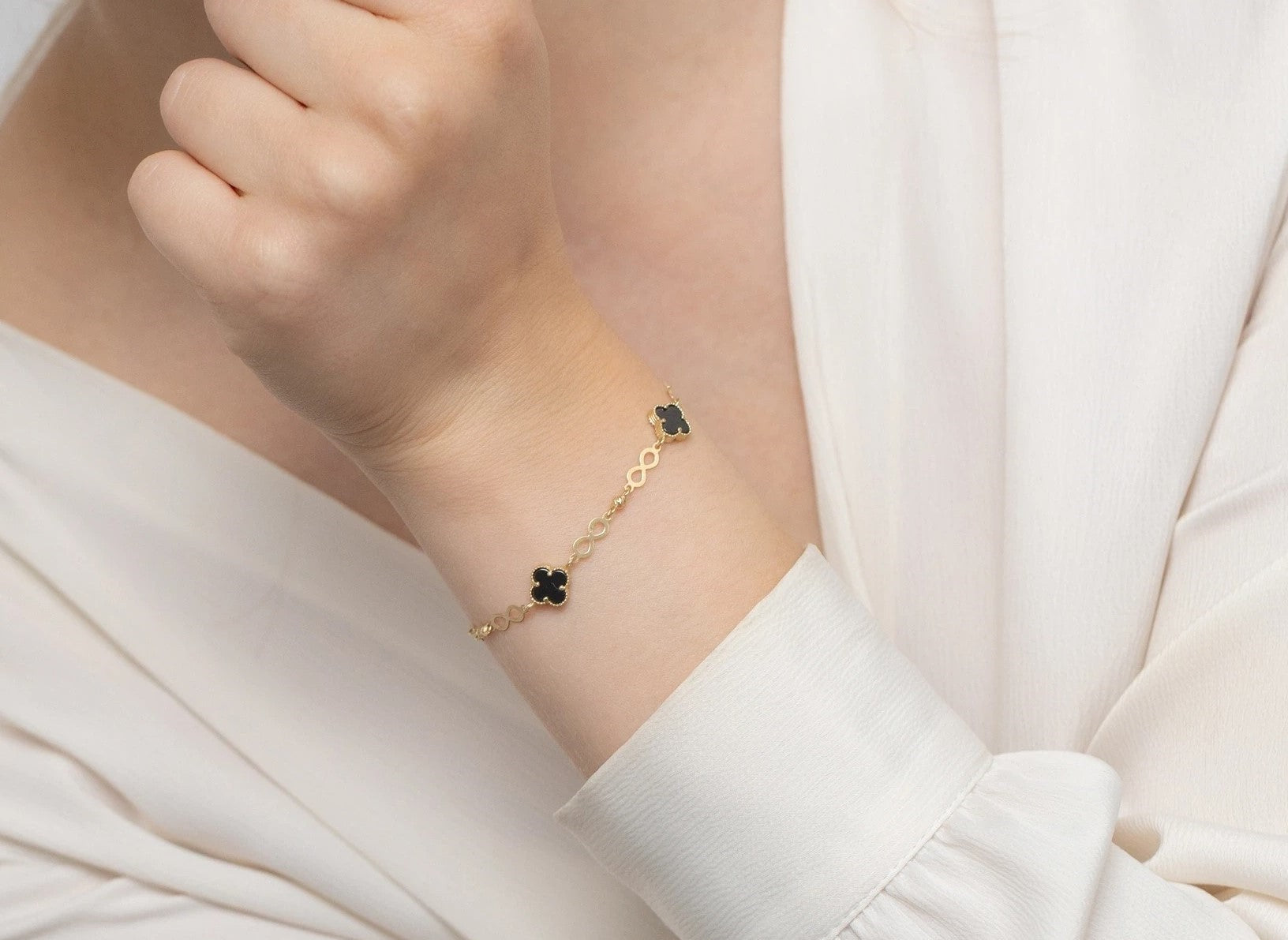 Brățară Aur 14K cu Simboluri Infinit, Bile Diamantate și Trifoi Negru
