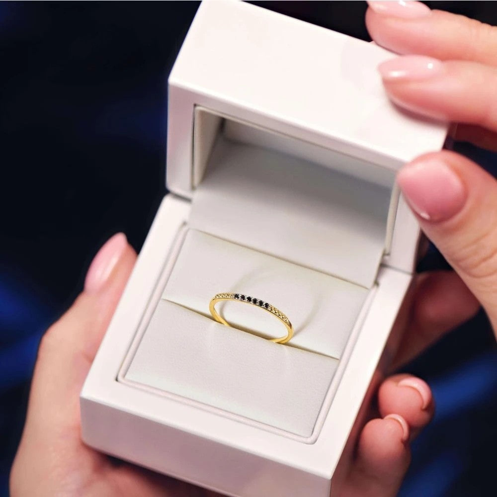 Inel Subțire Aur 8K cu Zirconii Negre - Eleganță Delicată