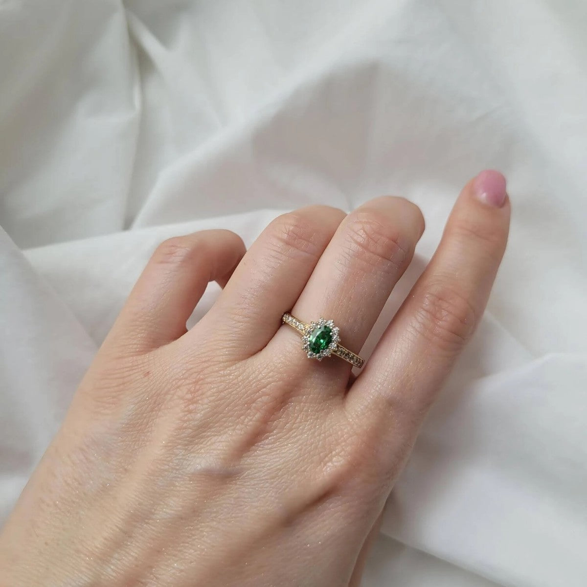 Inel de Logodnă Aur 8K cu Piatră Verde – Eleganță Atemporală