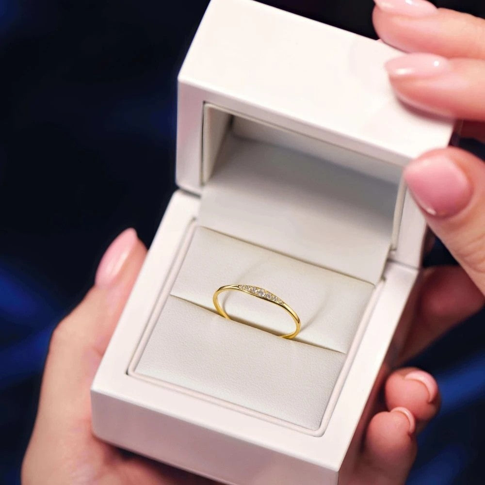 Inel Subțire Aur 8K cu Zirconiu Alb - Eleganță Delicată