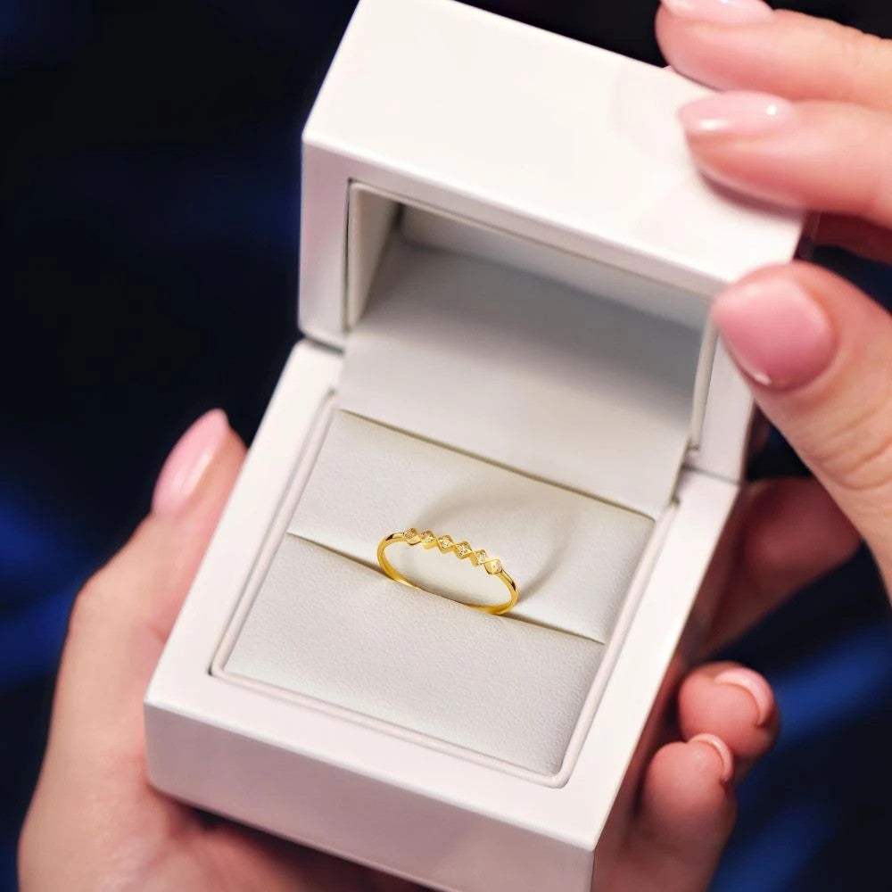 Inel Subțire Aur 8K cu Zirconiu - Eleganță Delicată