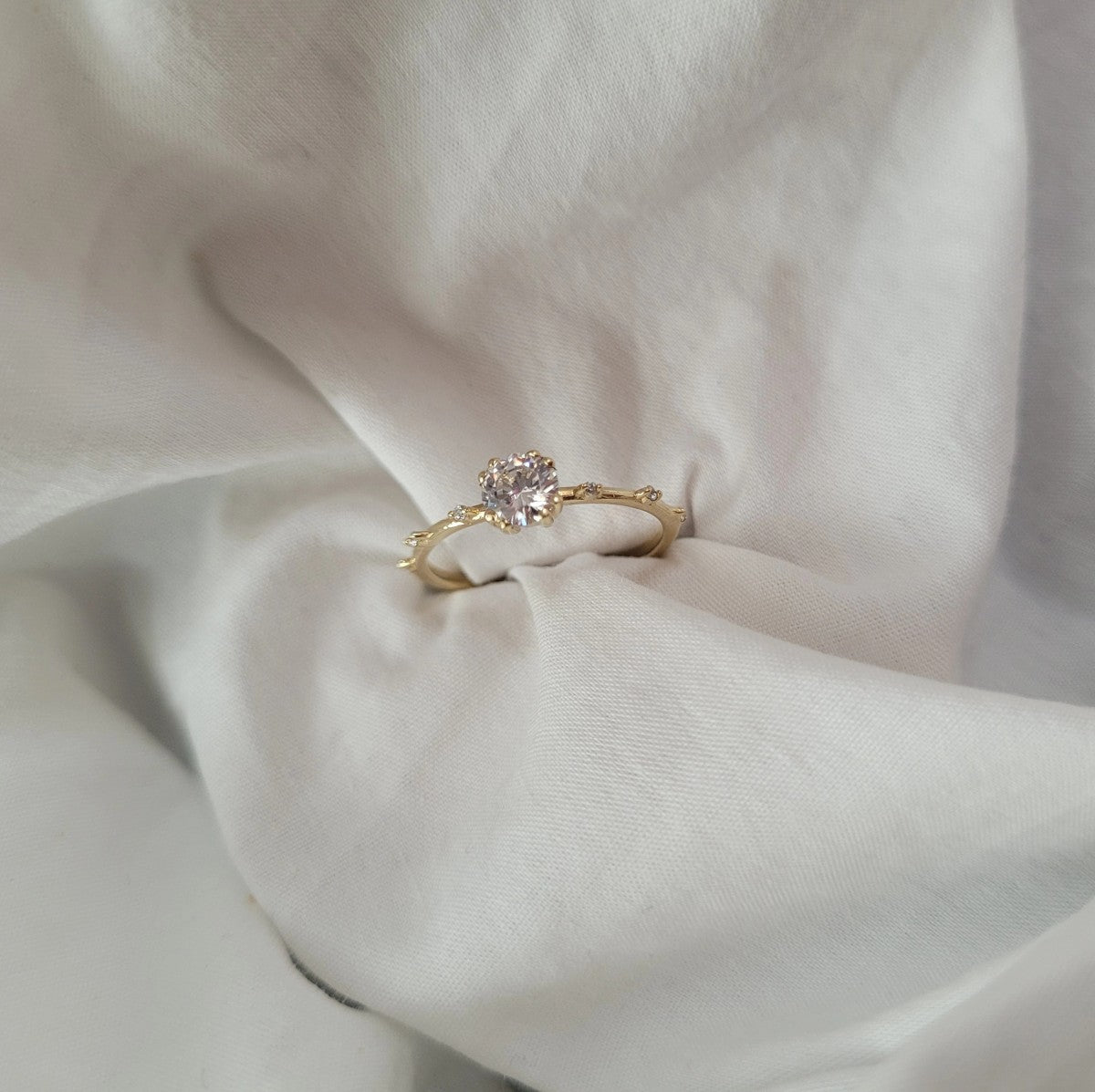 Inel Delicat Aur 8K cu Pietre Albe - Eleganță Subtilă