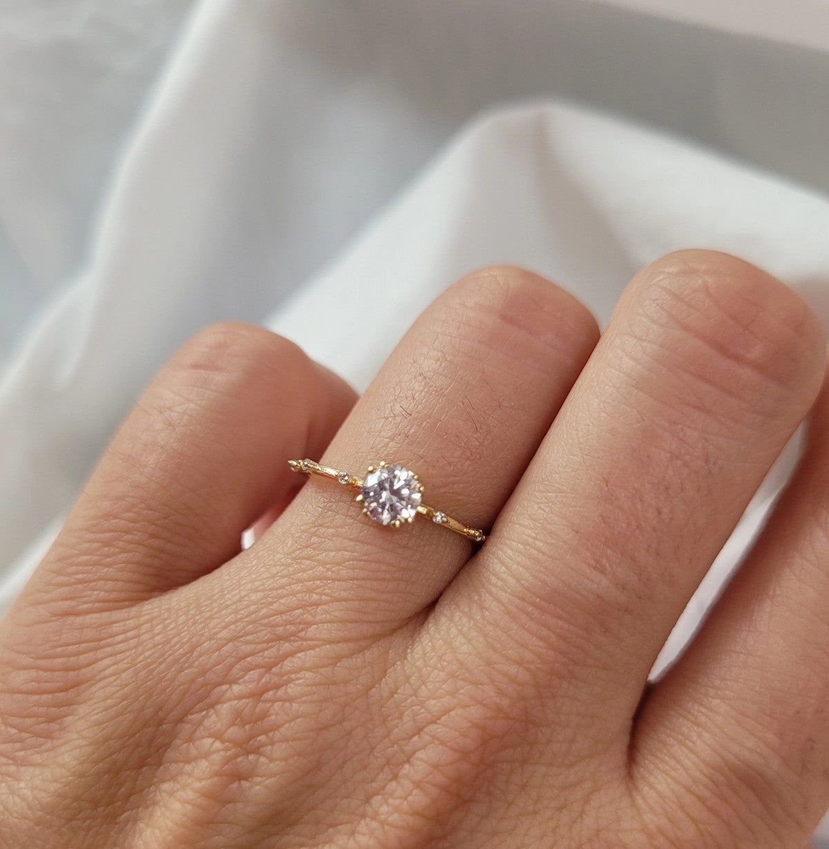 Inel Delicat Aur 8K cu Pietre Albe - Eleganță Subtilă