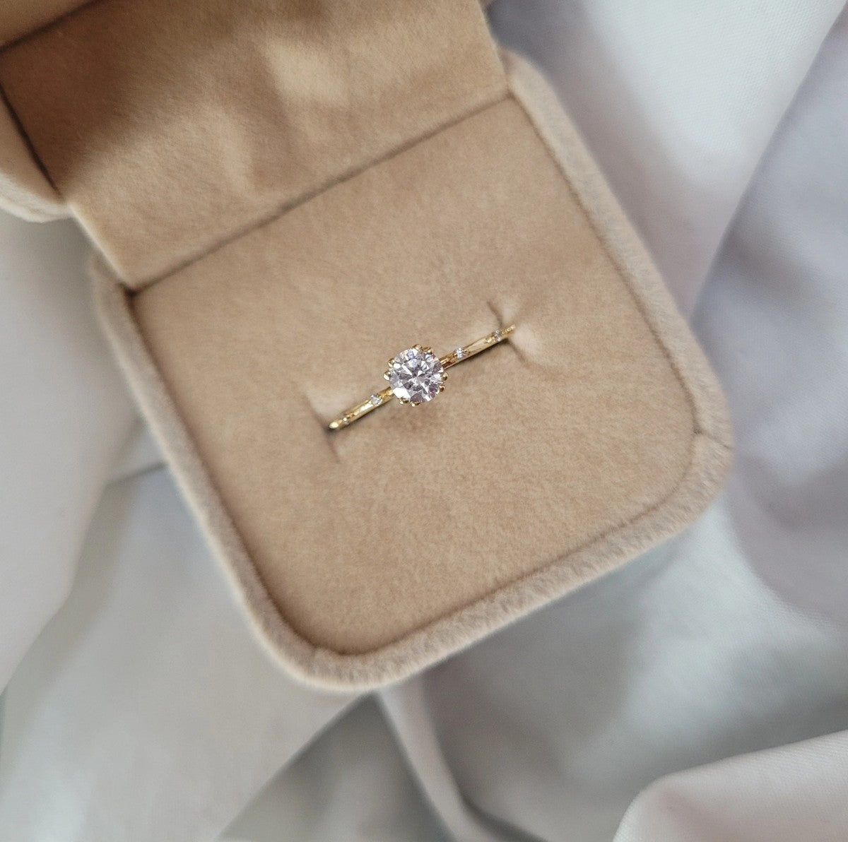 Inel Delicat Aur 8K cu Pietre Albe - Eleganță Subtilă