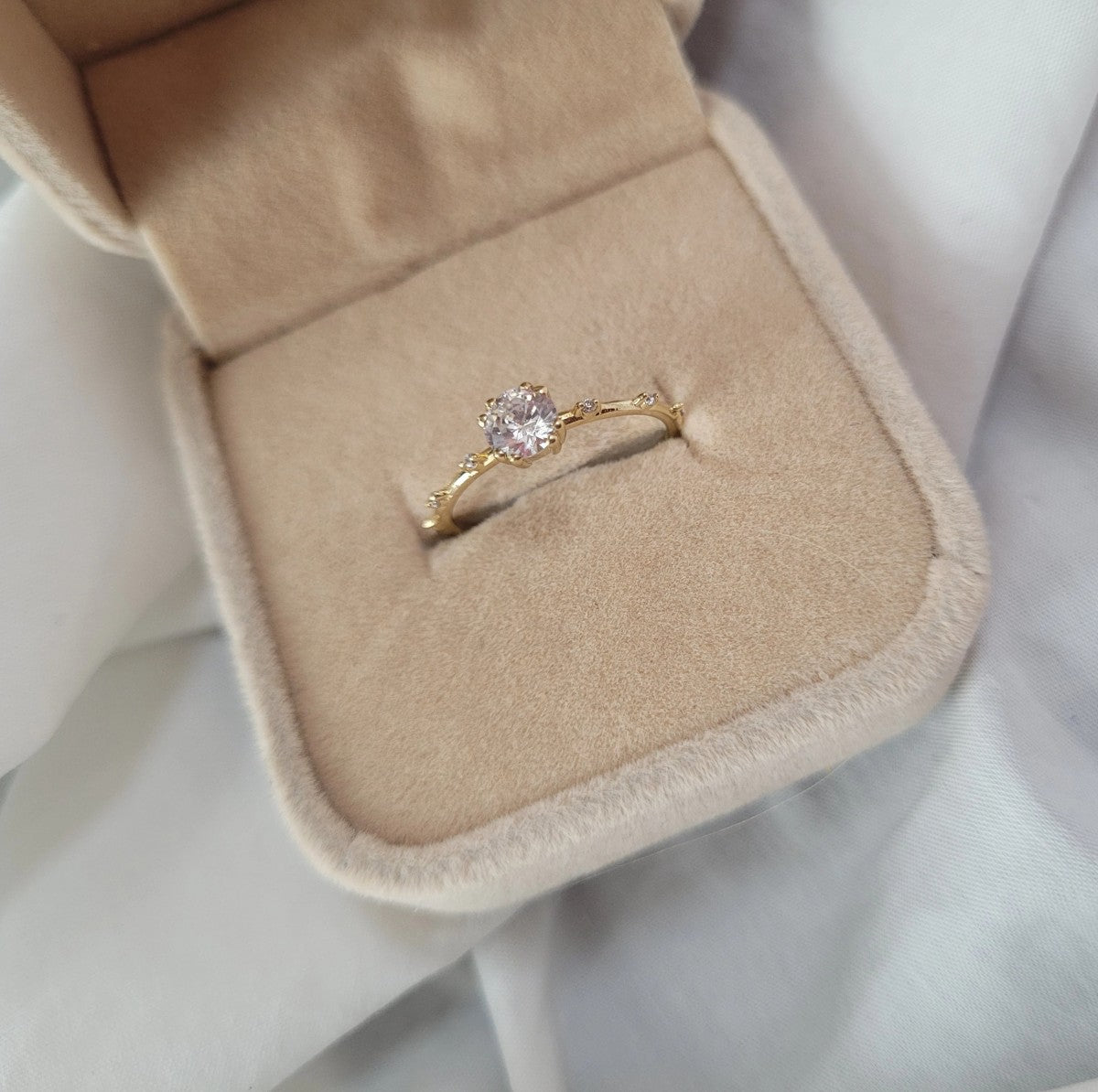 Inel Delicat Aur 8K cu Pietre Albe - Eleganță Subtilă