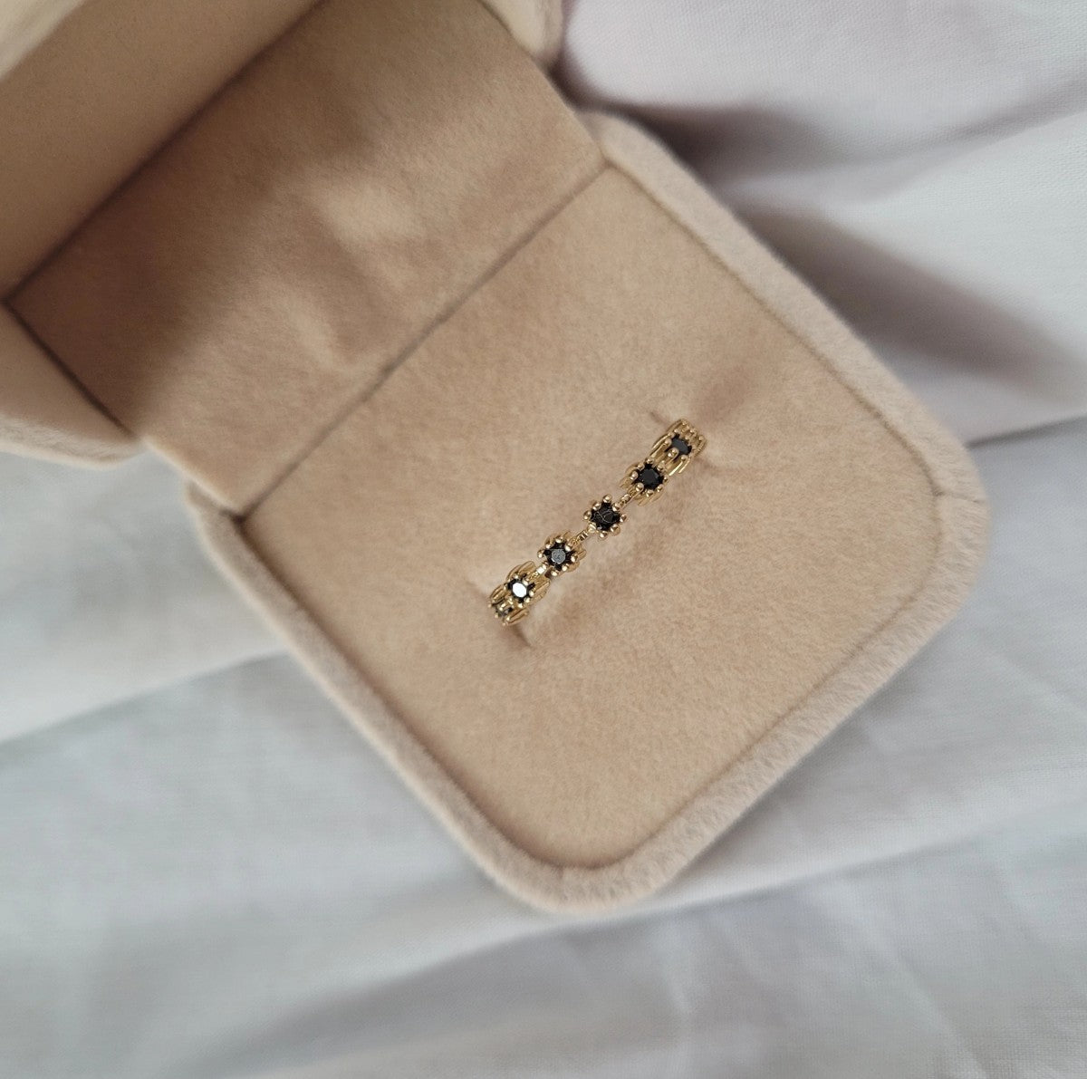 Inel Delicat Aur 8K cu Pietre Negre - Eleganță Subtilă