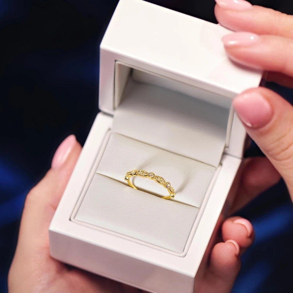 Inel Delicat Aur 8K cu Cristale Albe