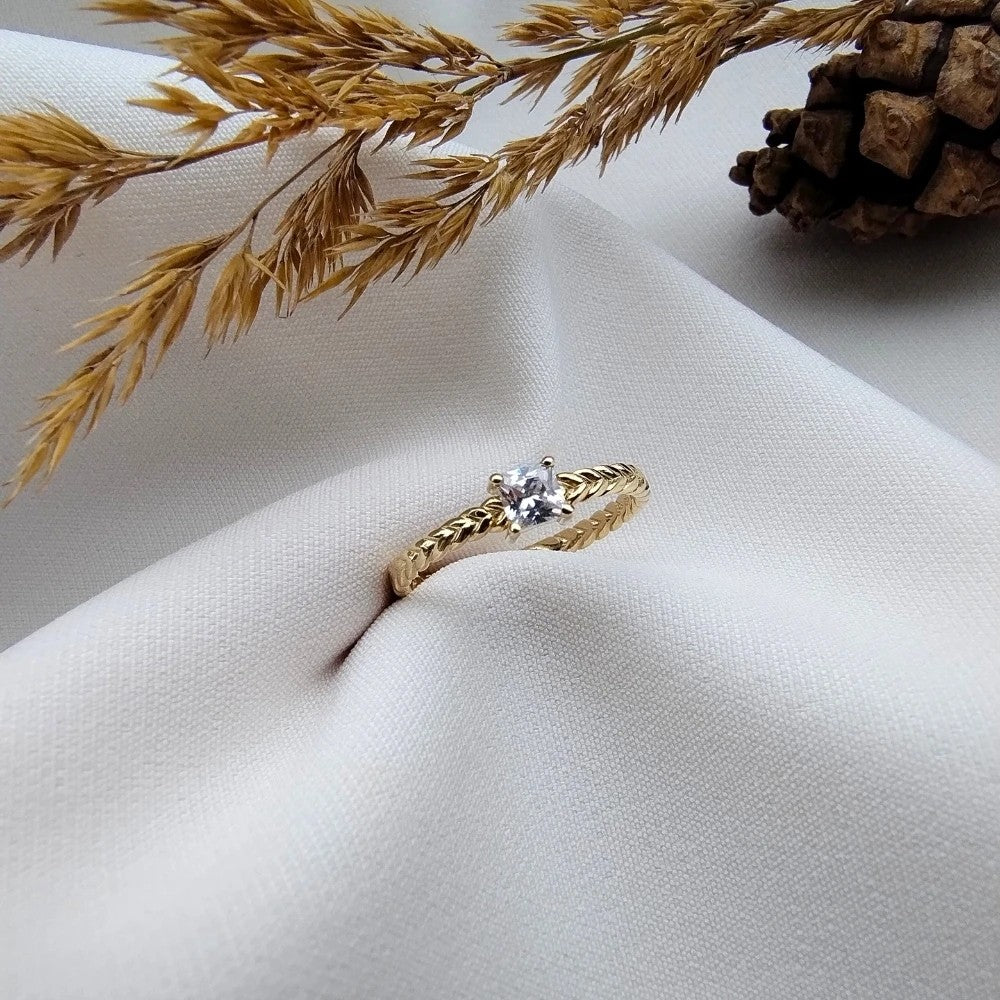 Inel Împletit Aur 8K cu Zirconiu - Eleganță și Strălucire