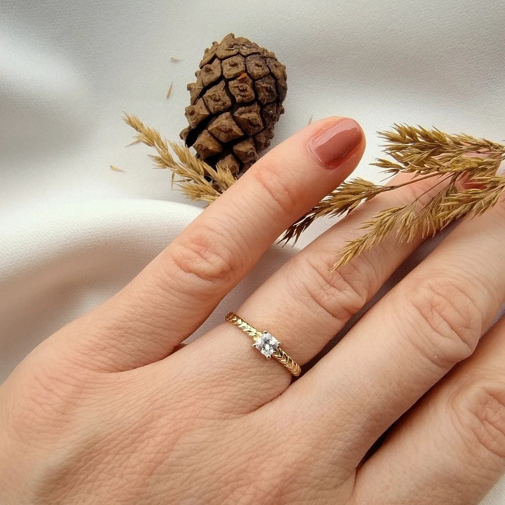 Inel Împletit Aur 8K cu Zirconiu - Eleganță și Strălucire