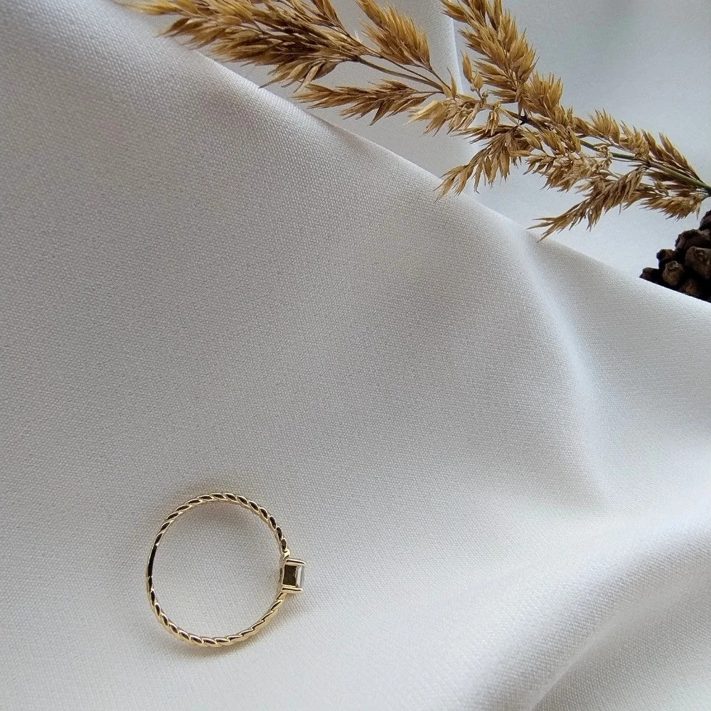 Inel Împletit Aur 8K cu Zirconiu - Eleganță și Strălucire