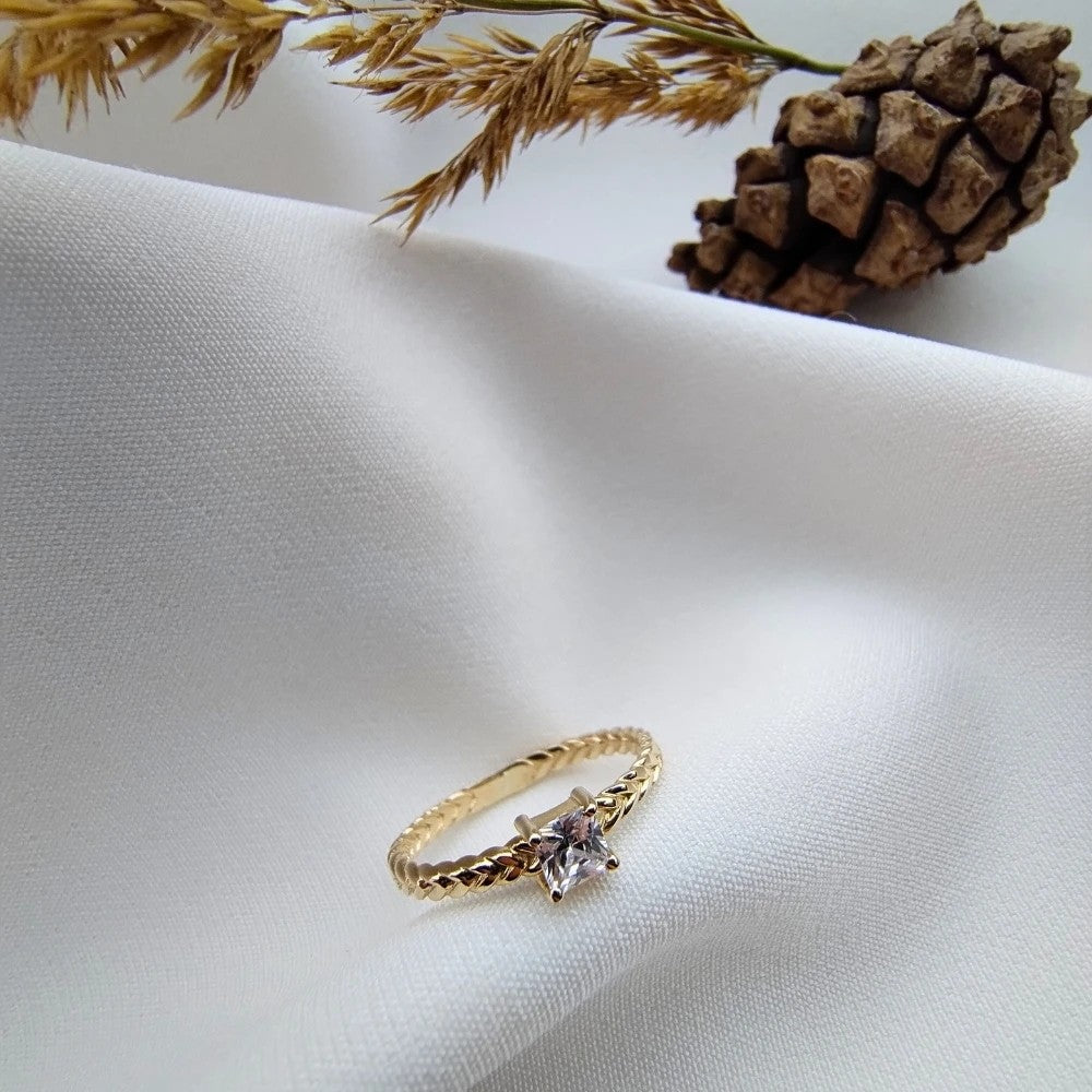 Inel Împletit Aur 8K cu Zirconiu - Eleganță și Strălucire