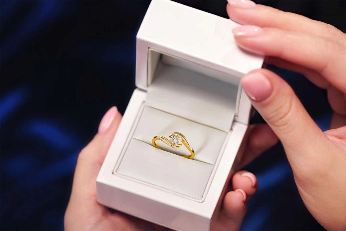 Inel cu Piatră Albă Aur 8K - Eleganță Subtilă