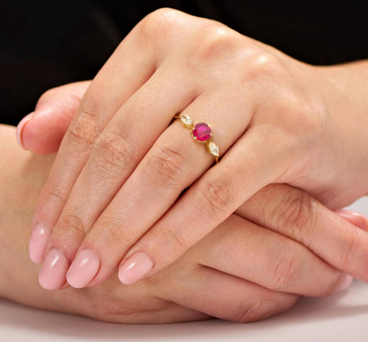 Inel Aur 8K cu Piatră Roșie Strălucitoare – Eleganță Atemporală