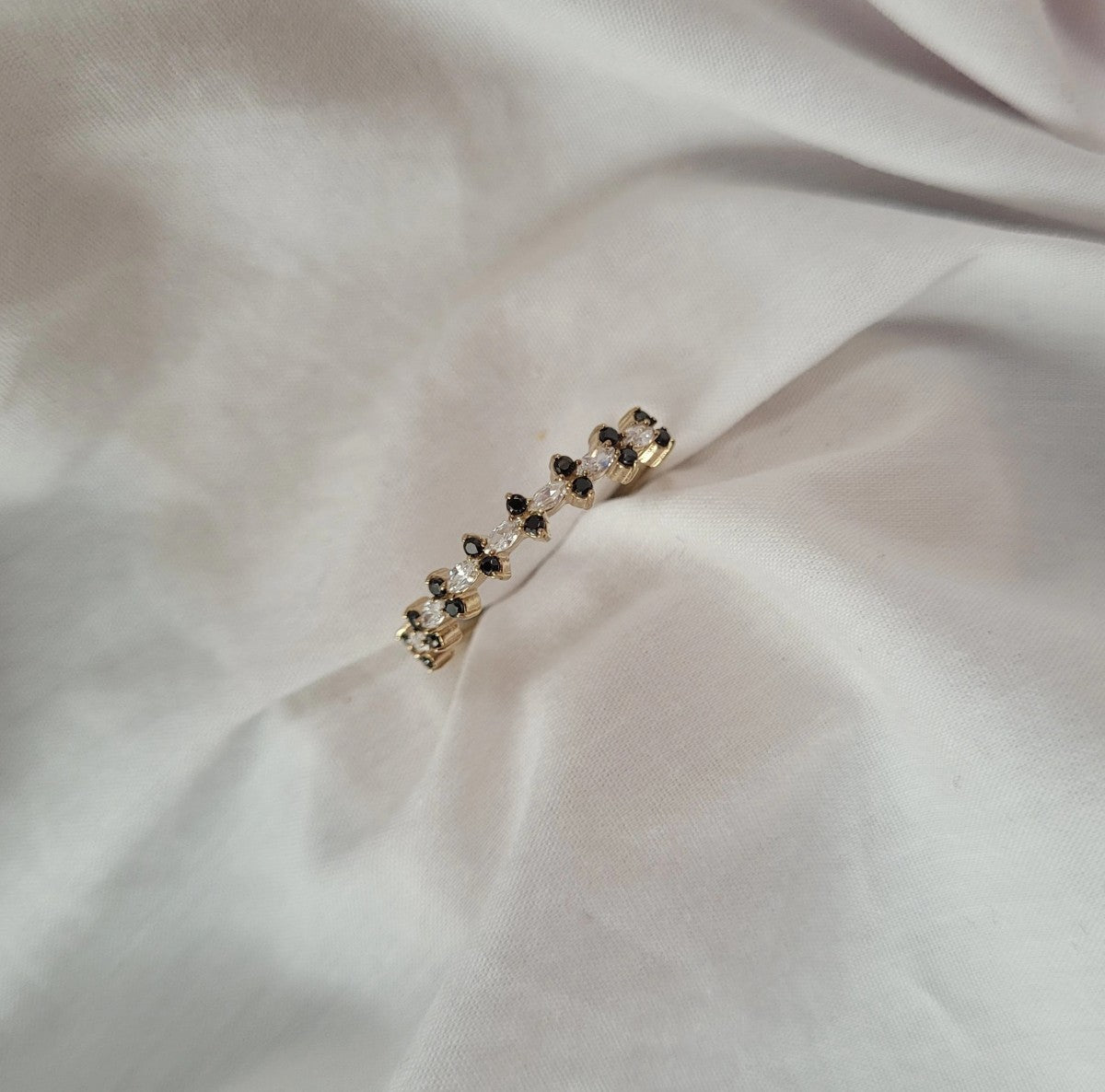 Inel Aur 8K cu Zirconii Negre și Albe - Design Unic