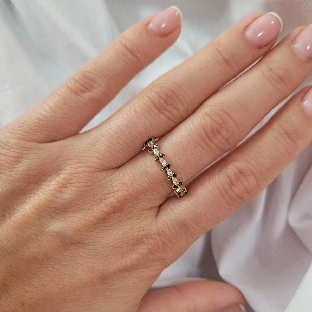 Inel Aur 8K cu Zirconii Negre și Albe - Design Unic