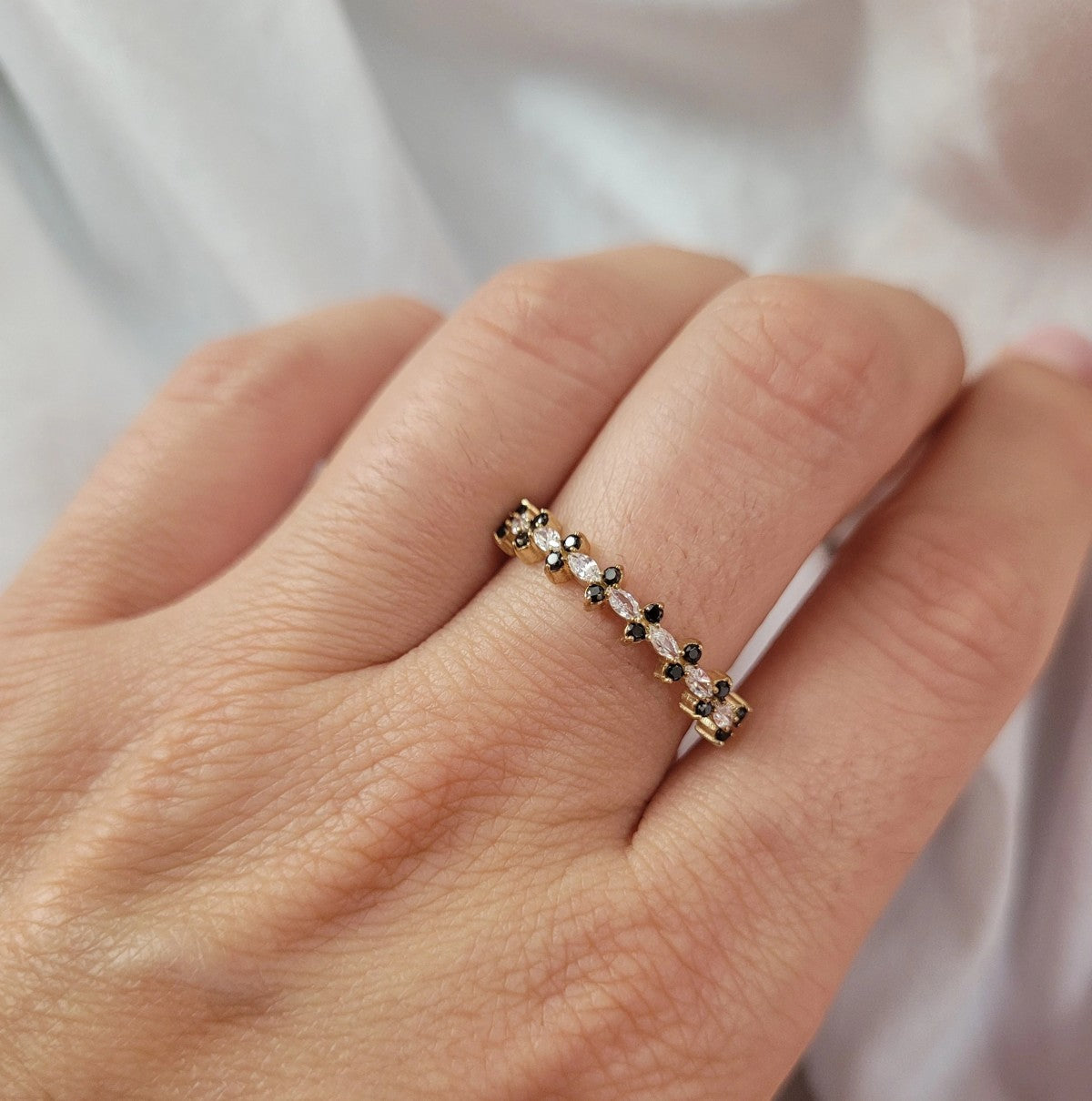 Inel Aur 8K cu Zirconii Negre și Albe - Design Unic