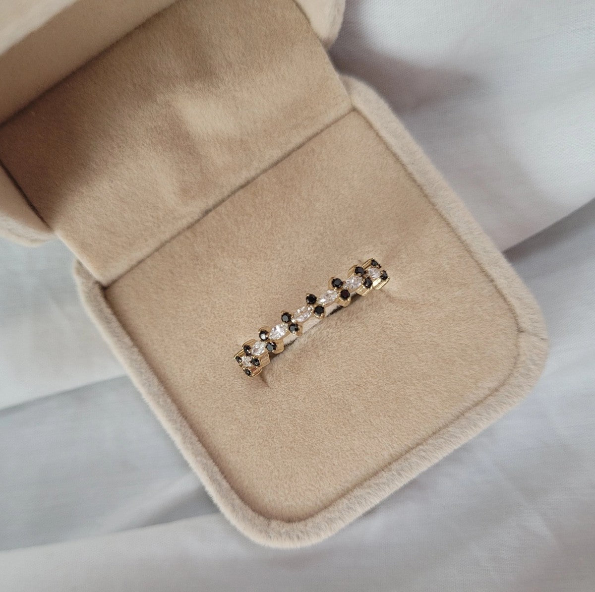 Inel Aur 8K cu Zirconii Negre și Albe - Design Unic