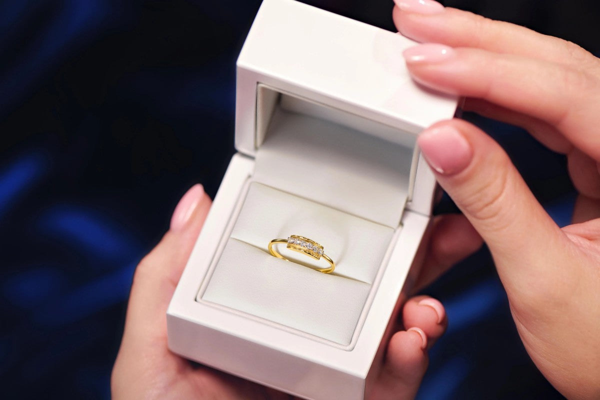 Inel Aur 8K Cu Pietre Albe