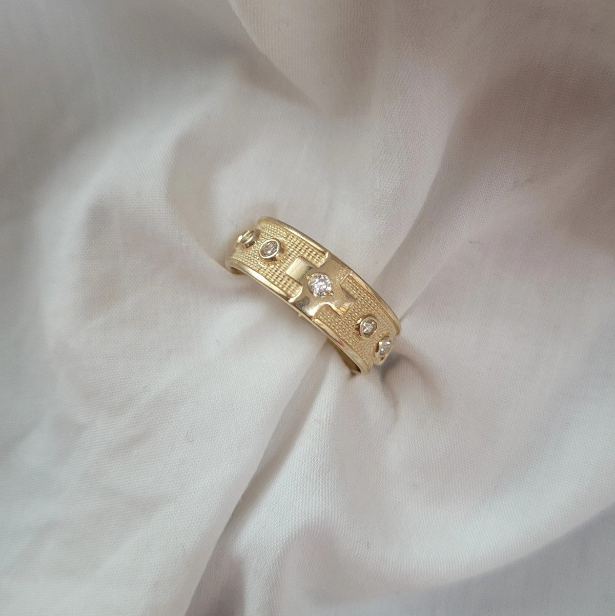 Inel Lat Aur 8K cu Zirconii - Eleganță Auriu Strălucitoare