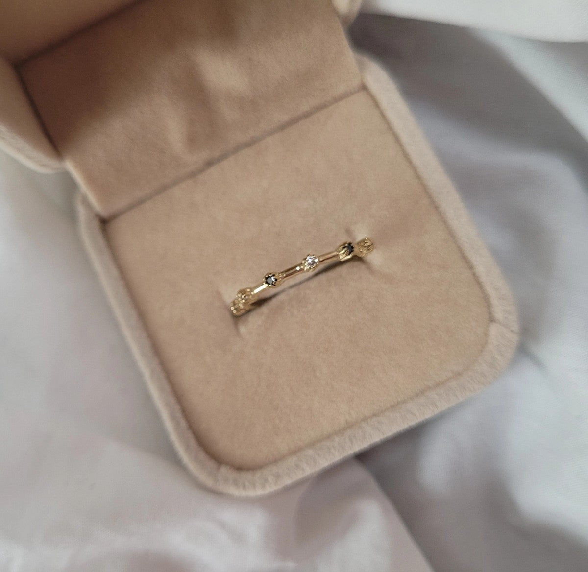 Inel Aur 8K Cu Zirconii Albe și Negre