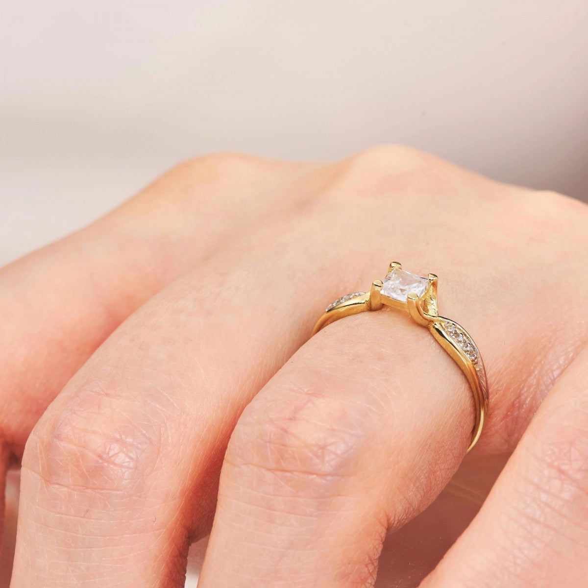 Inel Aur 8K cu Piatră Mare