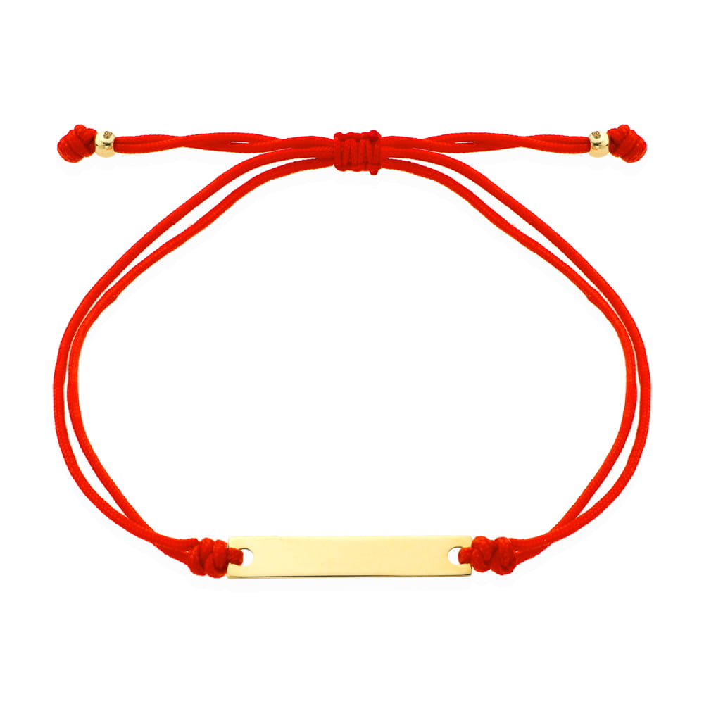 O brățară de aur cu o placă gravată pe un șnur roșu