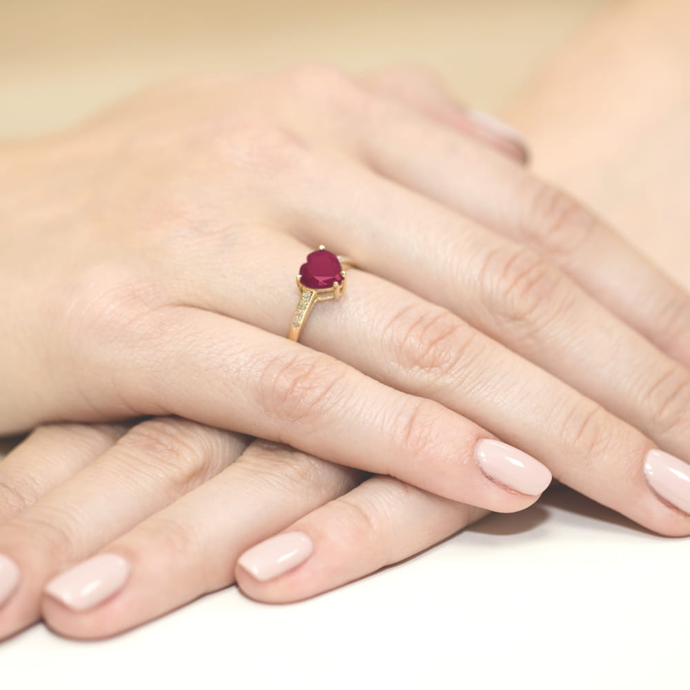 Inel Aur 9K cu Rubin 1.70 ct si Diamante Naturale 0.04 ct