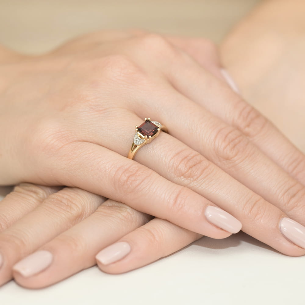 Inel Aur 9K cu Granat 1.30 ct si Diamante Naturale 0.06 ct