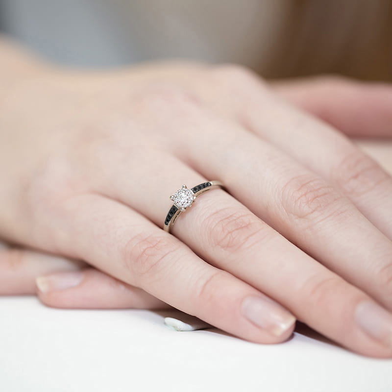 Inel Aur 9K cu Diamante Naturale Albe si Negre 0.12 ct