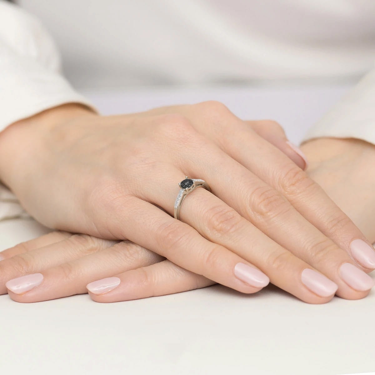 Inel Aur 9K cu Diamante Naturale Albe si Negre 0.12 ct