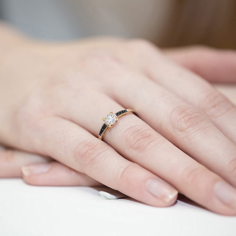 Inel Aur 9K cu Diamante Naturale Albe si Negre 0.12 ct