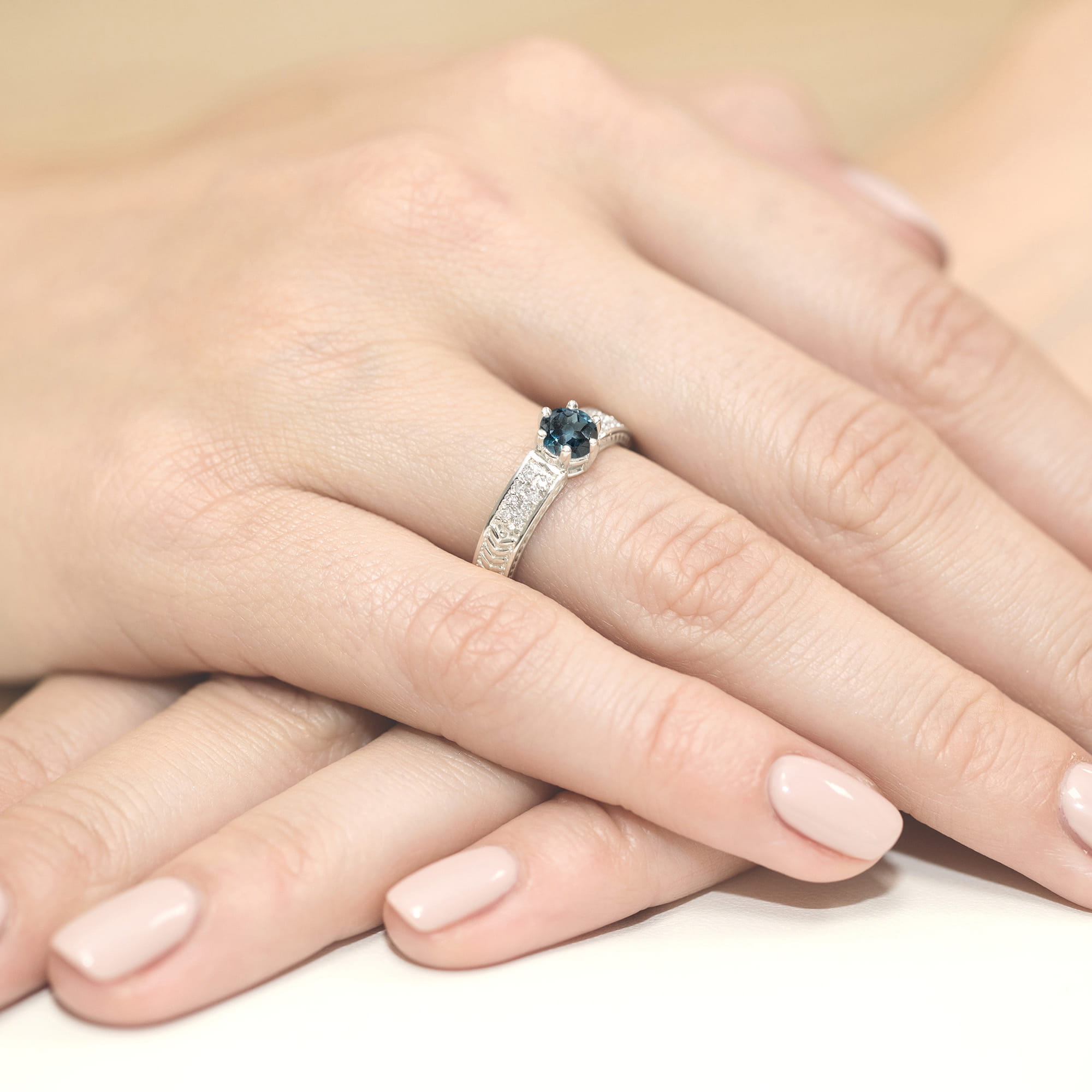 Inel Aur 9K cu Topaz London Blue 0.50 ct si Diamante Naturale 0.08 ct