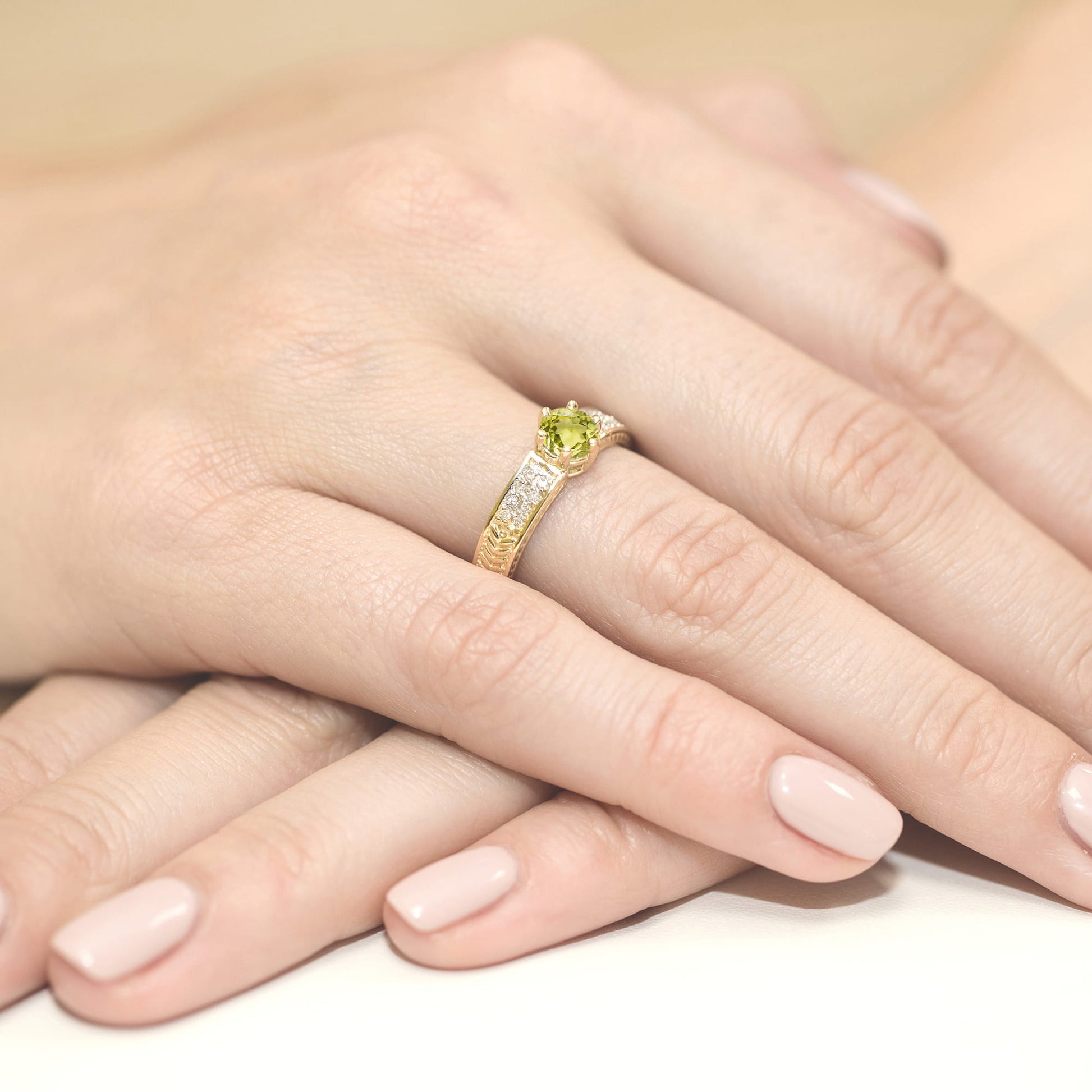 Inel Aur 9K cu Peridot 0.60 ct si Diamante Naturale 0.08 ct