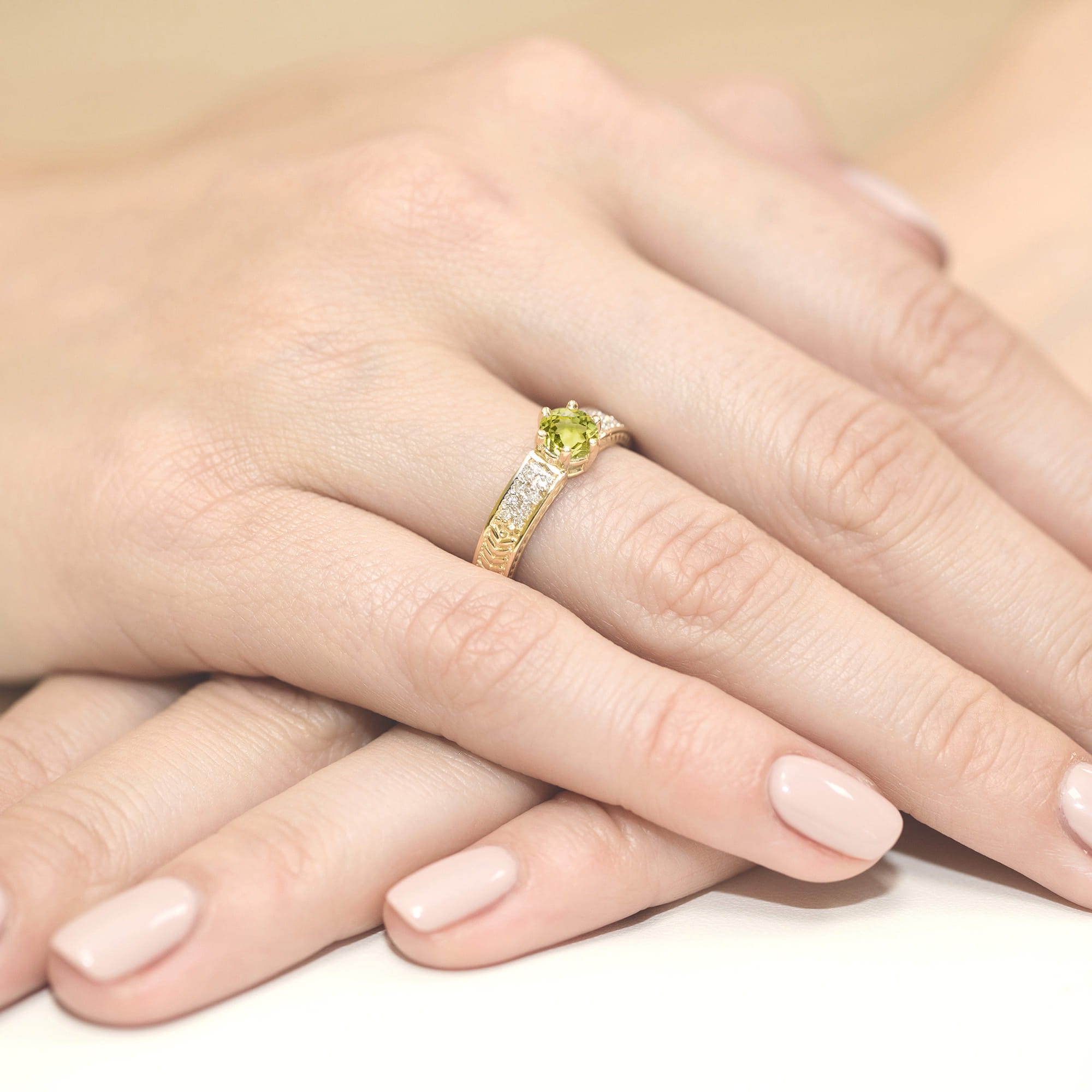 Inel Aur 9K cu Peridot 0.60 ct si Diamante Naturale 0.08 ct