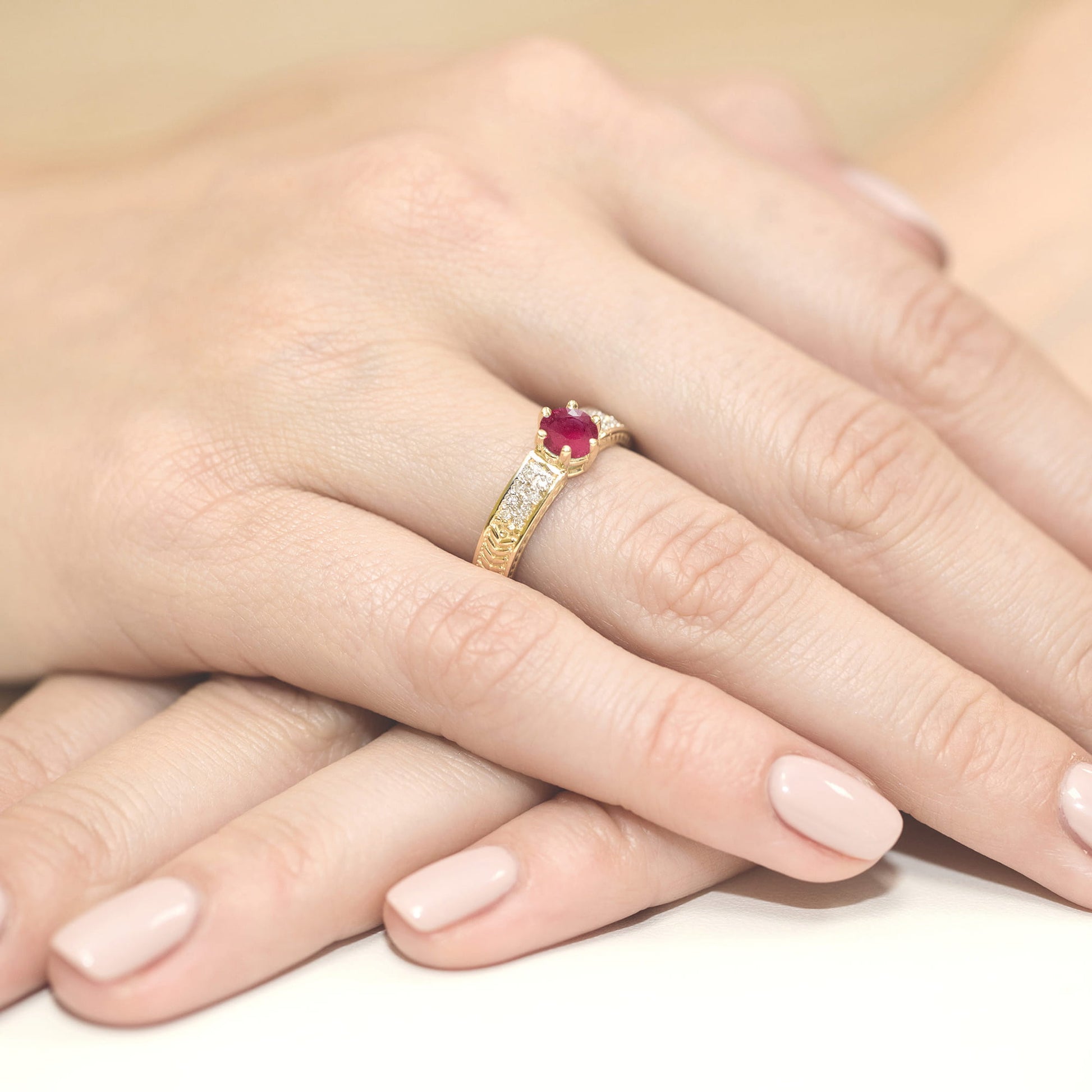 Inel Aur 9K cu Rubin 0.60 ct si Diamante Naturale 0.08 ct