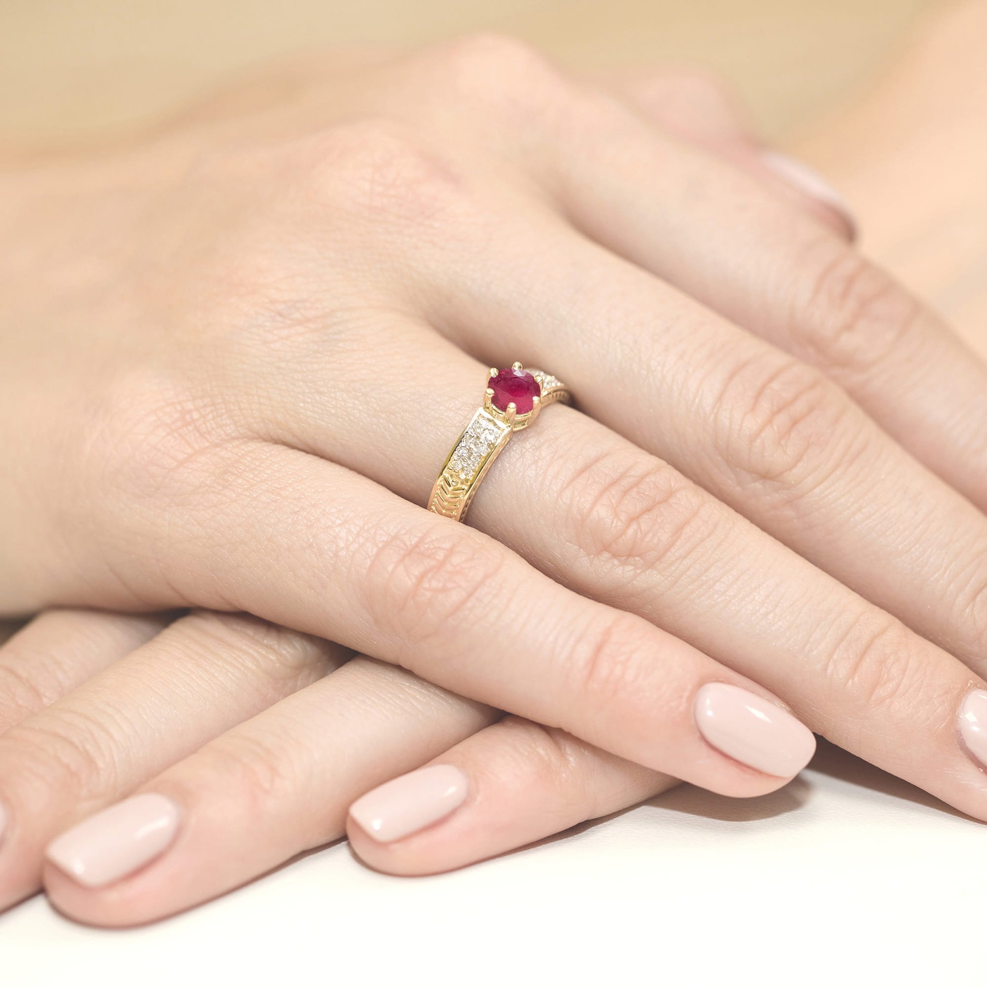 Inel Aur 9K cu Rubin 0.60 ct si Diamante Naturale 0.08 ct