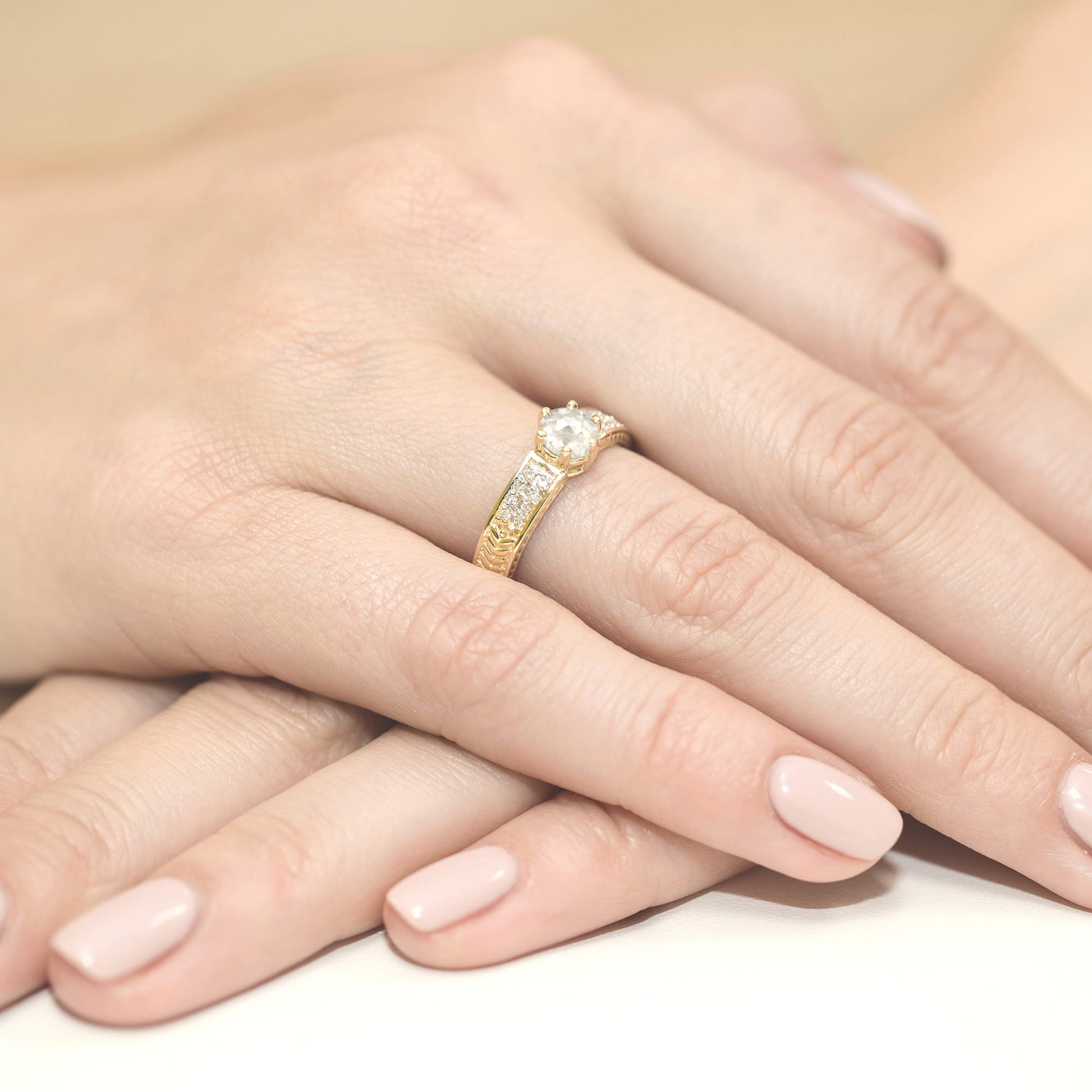 Inel Aur 9K cu Safir Alb 0.60 ct si Diamante Naturale 0.08 ct