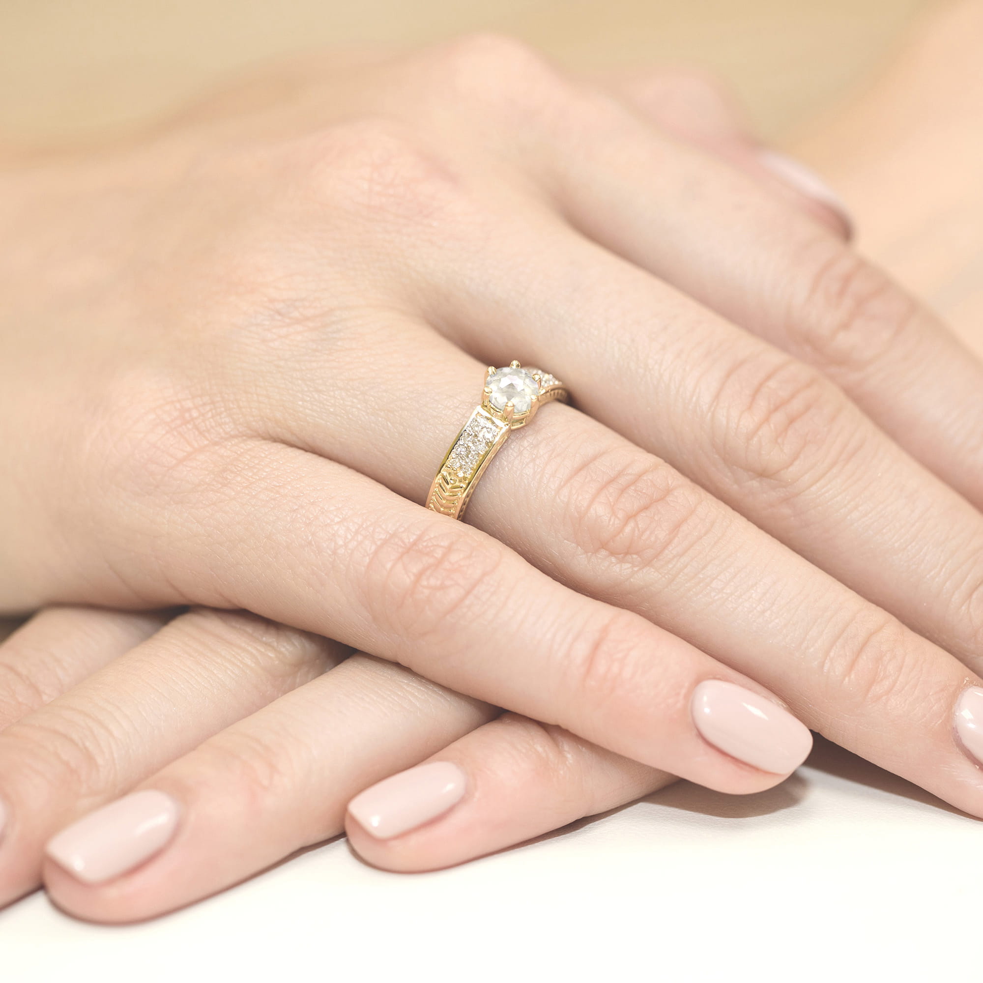 Inel Aur 9K cu Safir Alb 0.60 ct si Diamante Naturale 0.08 ct
