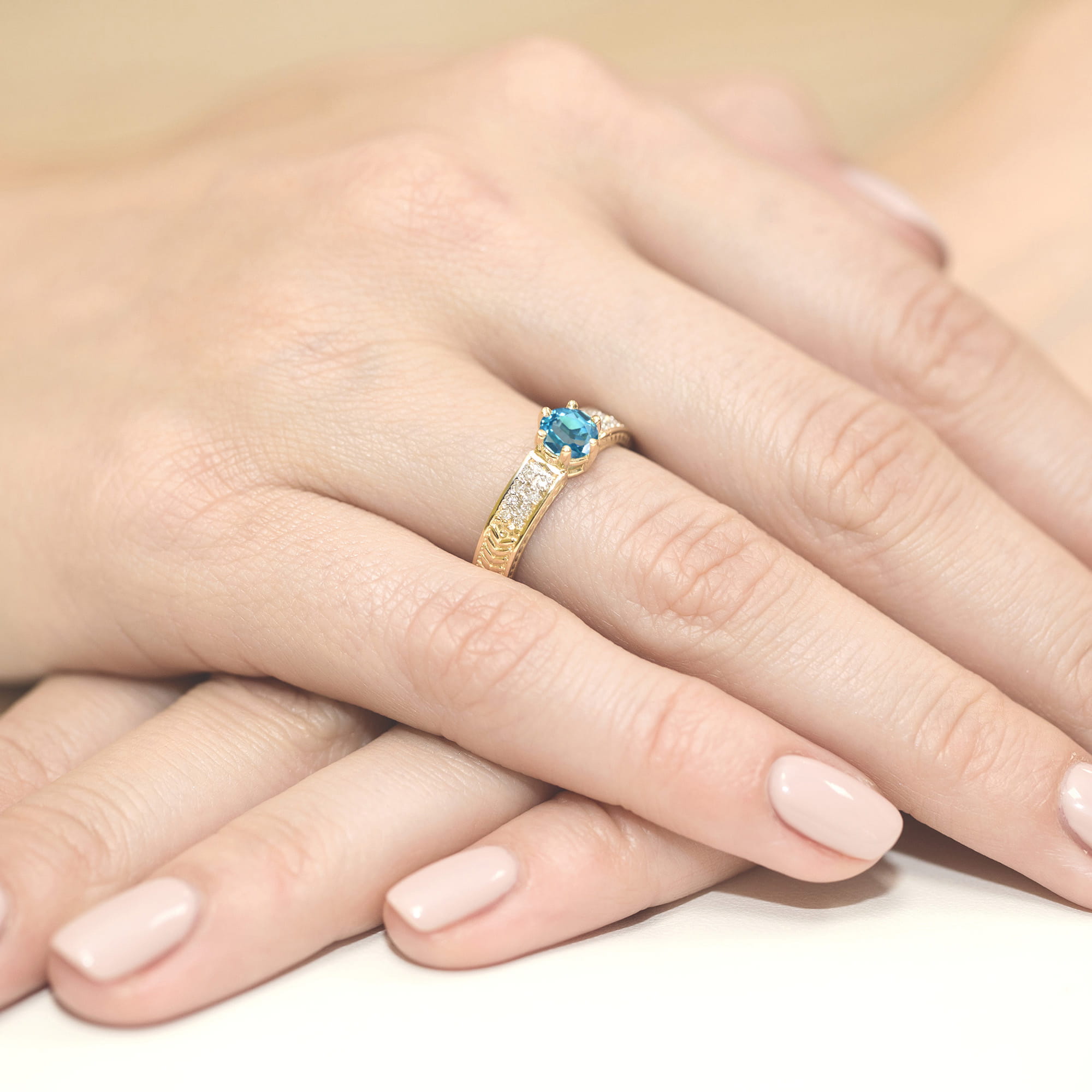 Inel Aur 9K cu Topaz Swiss 0.50 ct si Diamante Naturale 0.08 ct