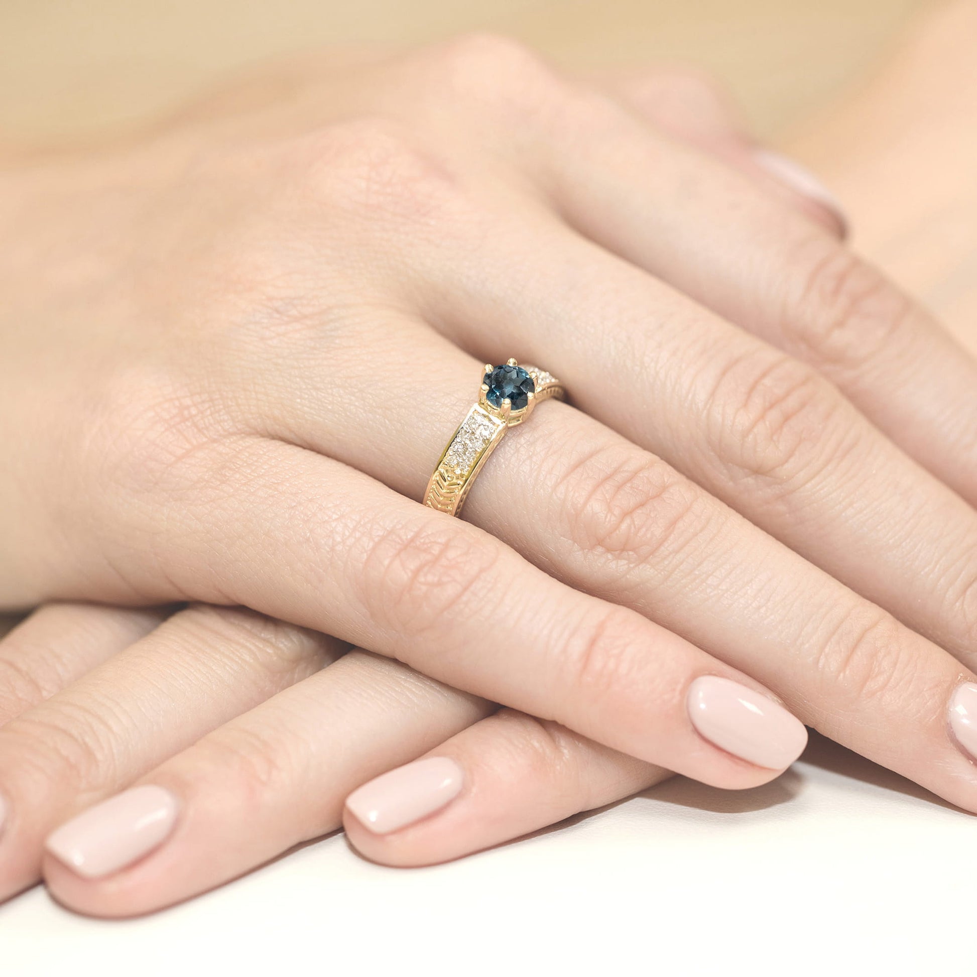 Inel Aur 9K cu Topaz London Blue 0.50 ct si Diamante Naturale 0.08 ct