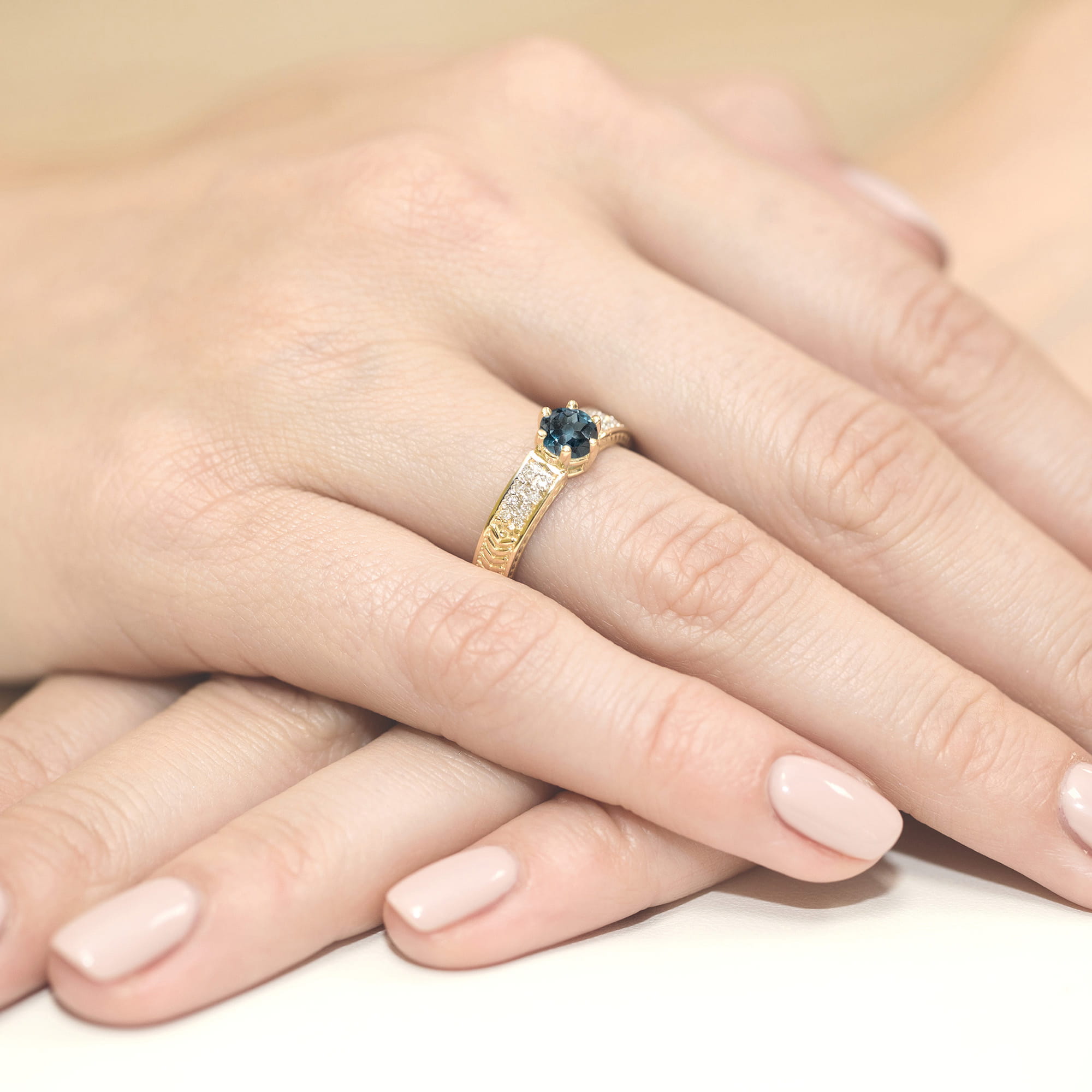 Inel Aur 9K cu Topaz London Blue 0.50 ct si Diamante Naturale 0.08 ct