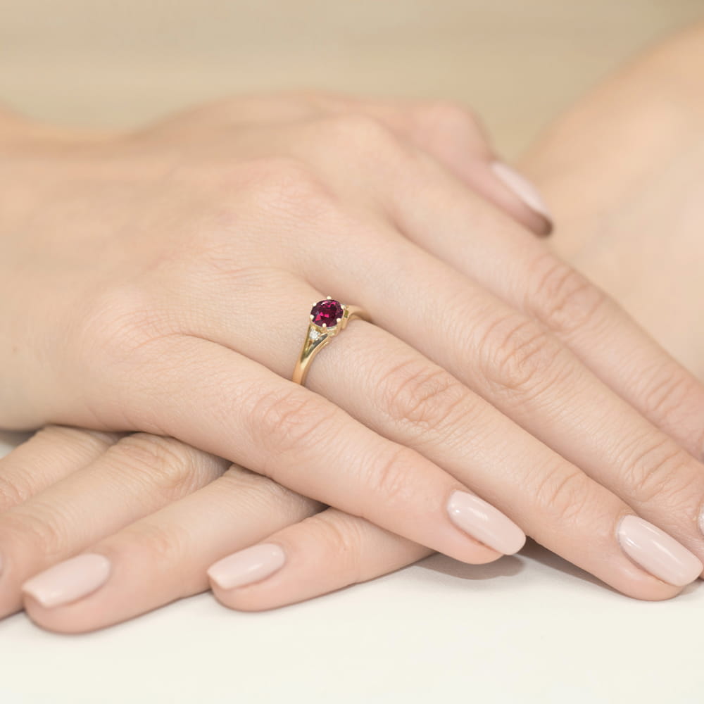 Inel Aur 9K cu Rhodolite 0.60 ct si Diamante Naturale 0.03 ct