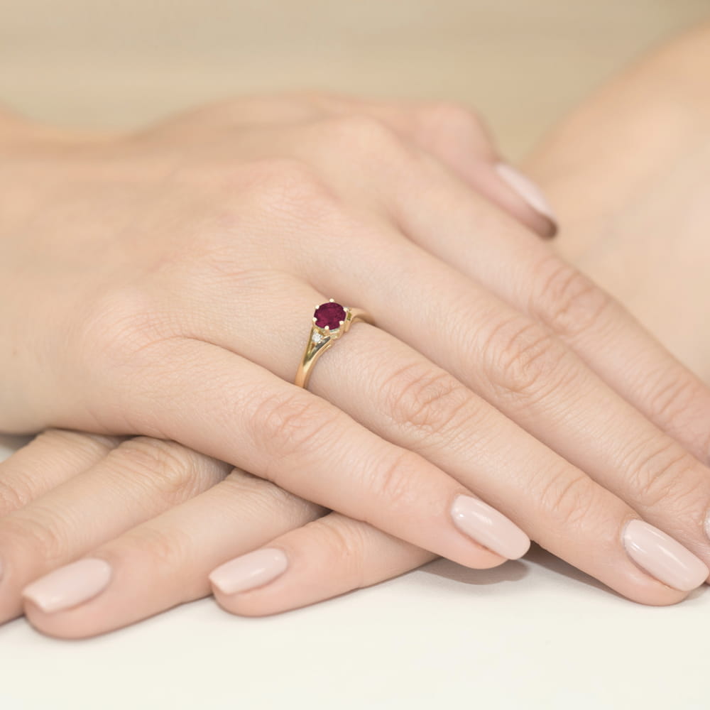 Inel Aur 9K cu Rubin 0.60 ct si Diamante Naturale 0.03 ct