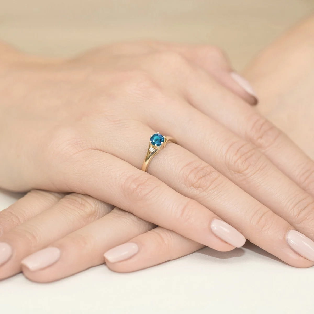 Inel Aur 9K cu Topaz London Blue 0.50 ct si Diamante Naturale 0.03 ct