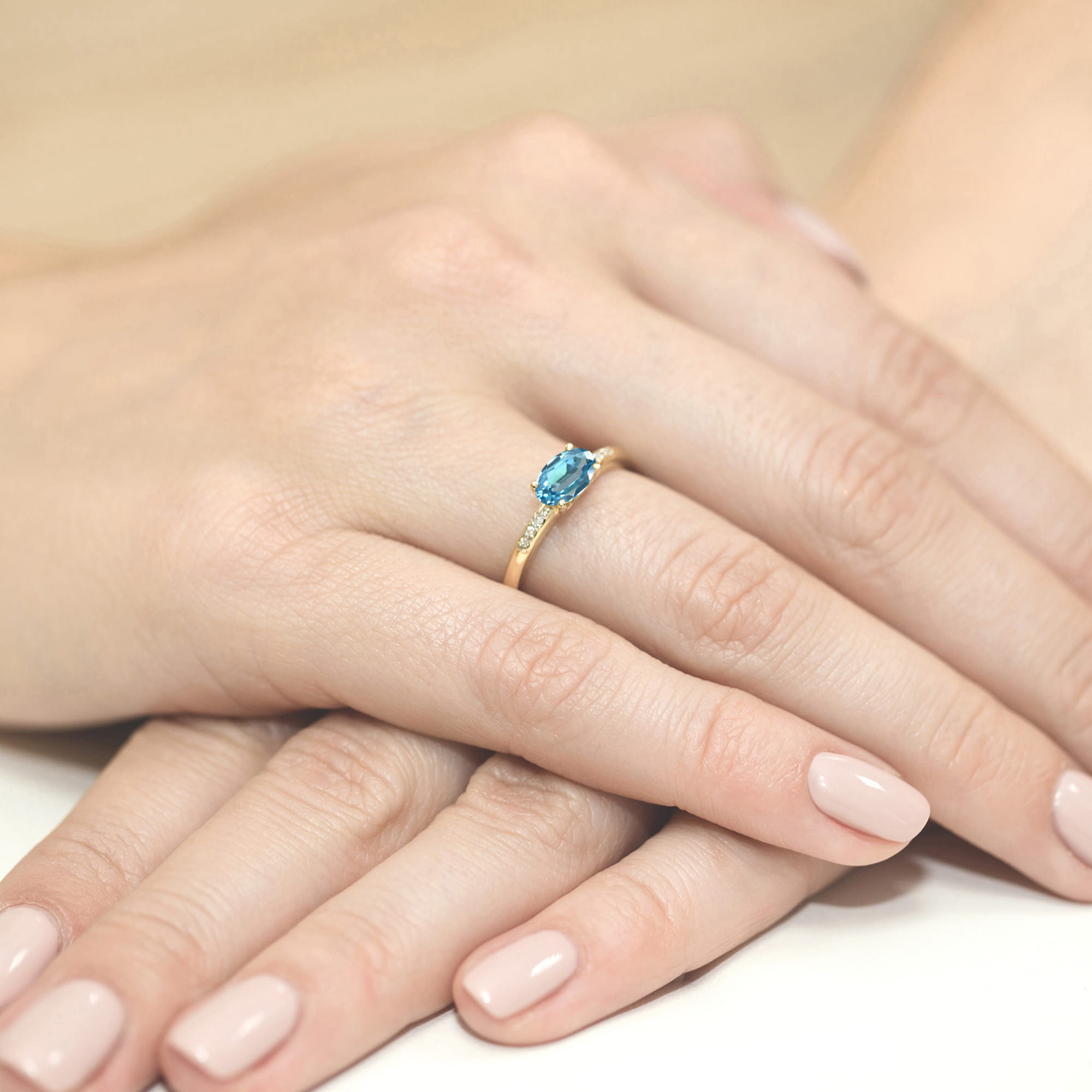 Inel Aur 9K cu Topaz Swiss 0.50 ct si Diamante Naturale 0.03 ct
