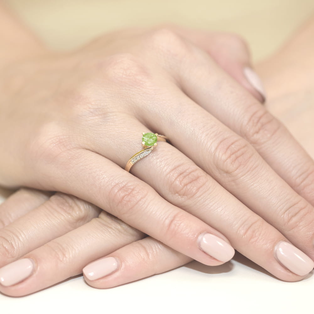 Inel Aur 9K cu Peridot 0.60 ct si Diamante Naturale 0.05 ct