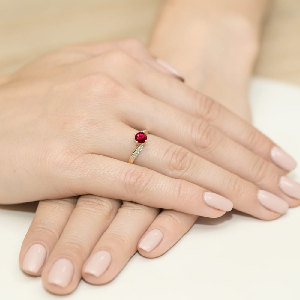 Inel Aur 9K cu Rubin 0.60 ct si Diamante Naturale 0.05 ct