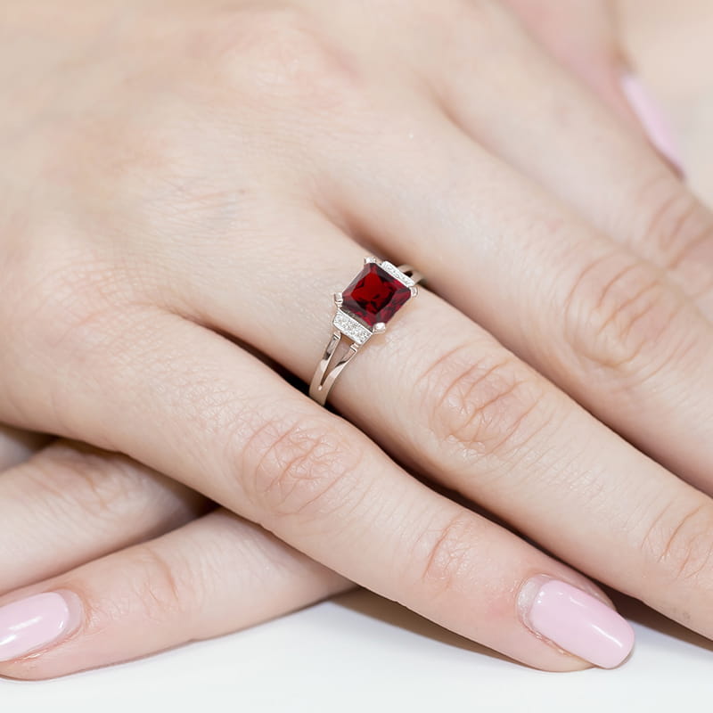 Inel Aur 9K cu Granat 1.30 ct si Diamante Naturale 0.03 ct