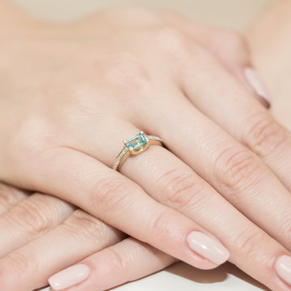Inel Aur 9K cu Topaz Swiss 0.65 ct si Diamante Naturale 0.03 ct