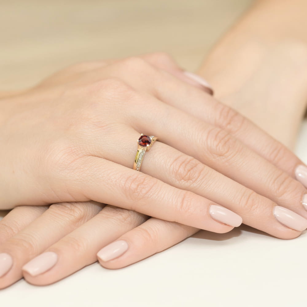 Inel Aur 9K cu Granat 0.60 ct si Diamante Naturale 0.03 ct